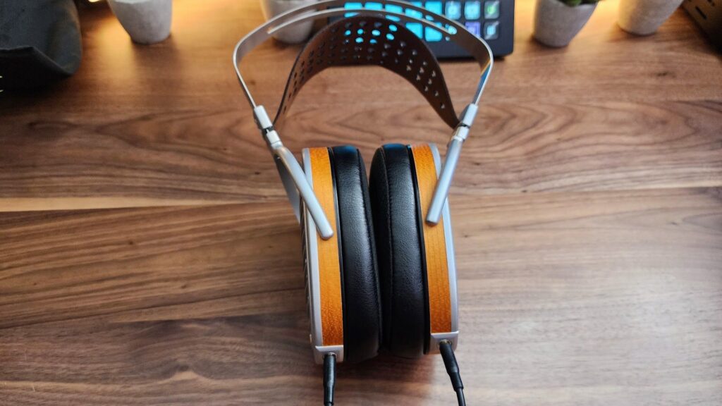 Обзор Hifiman He-1000 V2 Stealth 11 Обзор Hifiman He-1000 V2 Stealth - Hifiman Straight